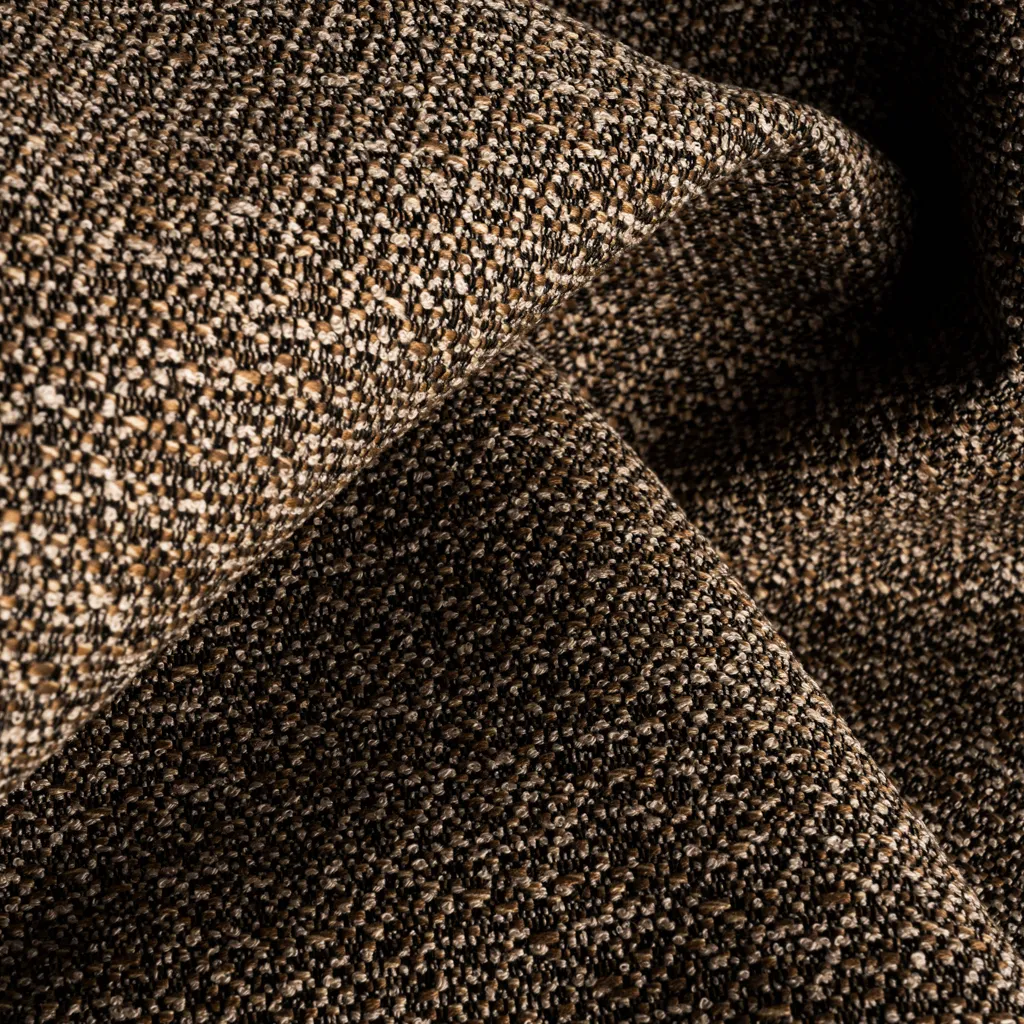 Tissu d'extérieur Sunbrella Wander, inspiré des éléments minéraux : texturé, durable et résistant à la décoloration, parfait pour ajouter une touche naturelle et terreuse aux espaces extérieurs.