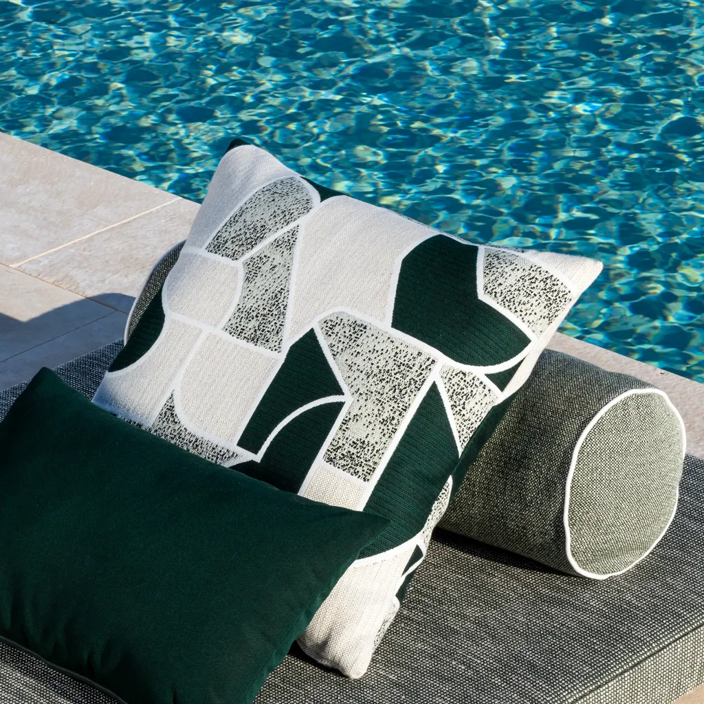 Nouveau tissu d'extérieur jacquard décoratif Sunbrella Territory, élégant, durable et résistant à la décoloration, conçu pour améliorer les espaces extérieurs avec une texture et un style sophistiqués.