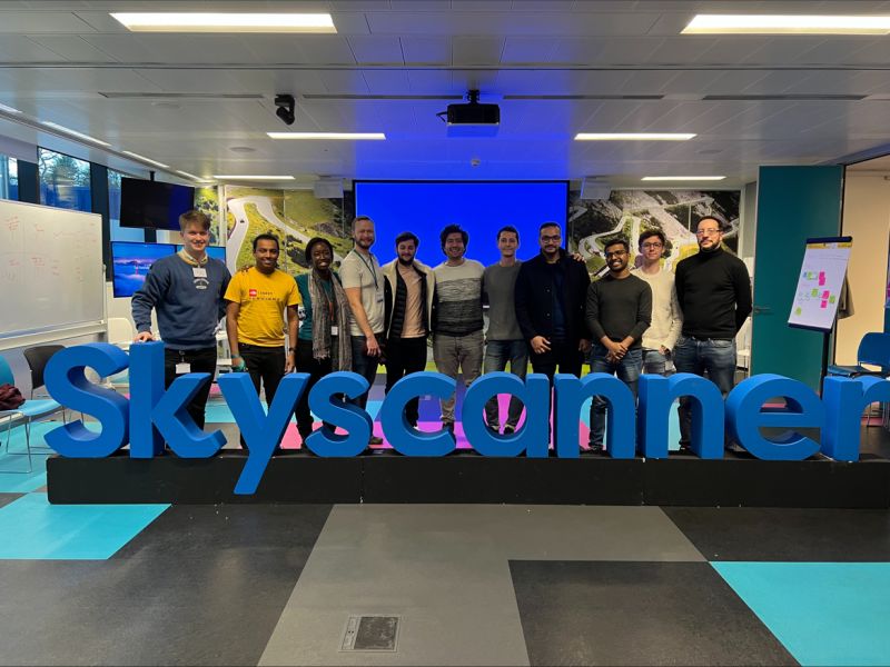 Collega's van Skyscanner bij de Skyscanner-letters op het kantoor