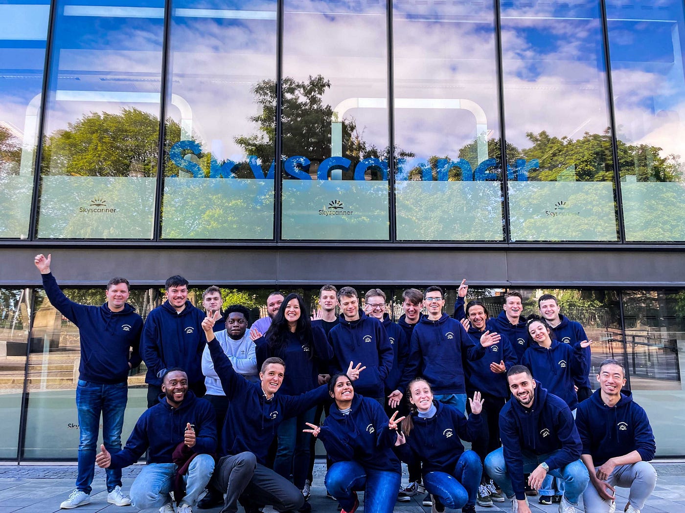 Teamfoto van Skyscanner voor het kantoor