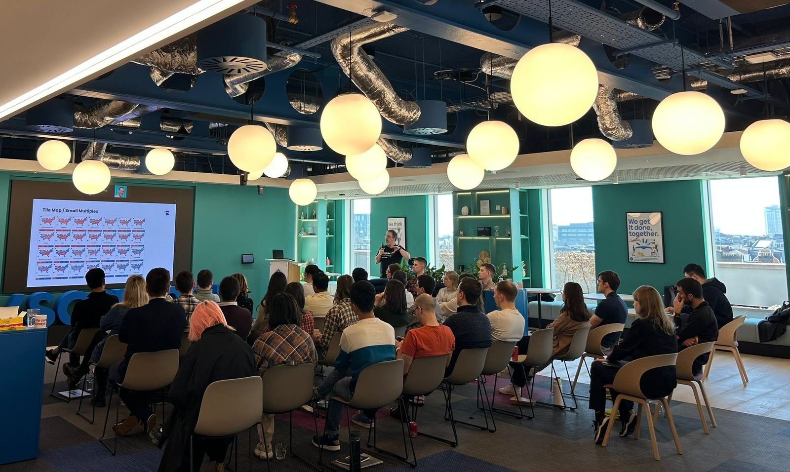 Medewerkers van Skyscanner tijdens een Data Booster-training op het kantoor van Skyscanner