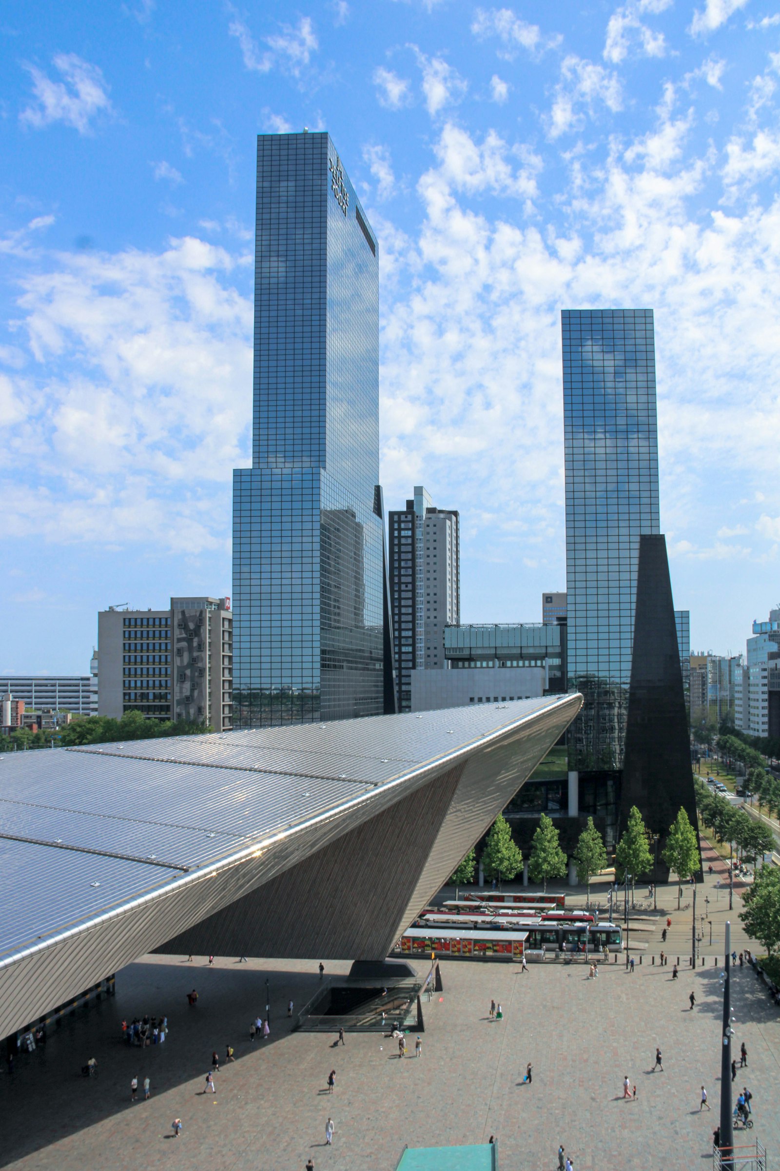 Kantoortorens in een Nederlands zakendistrict