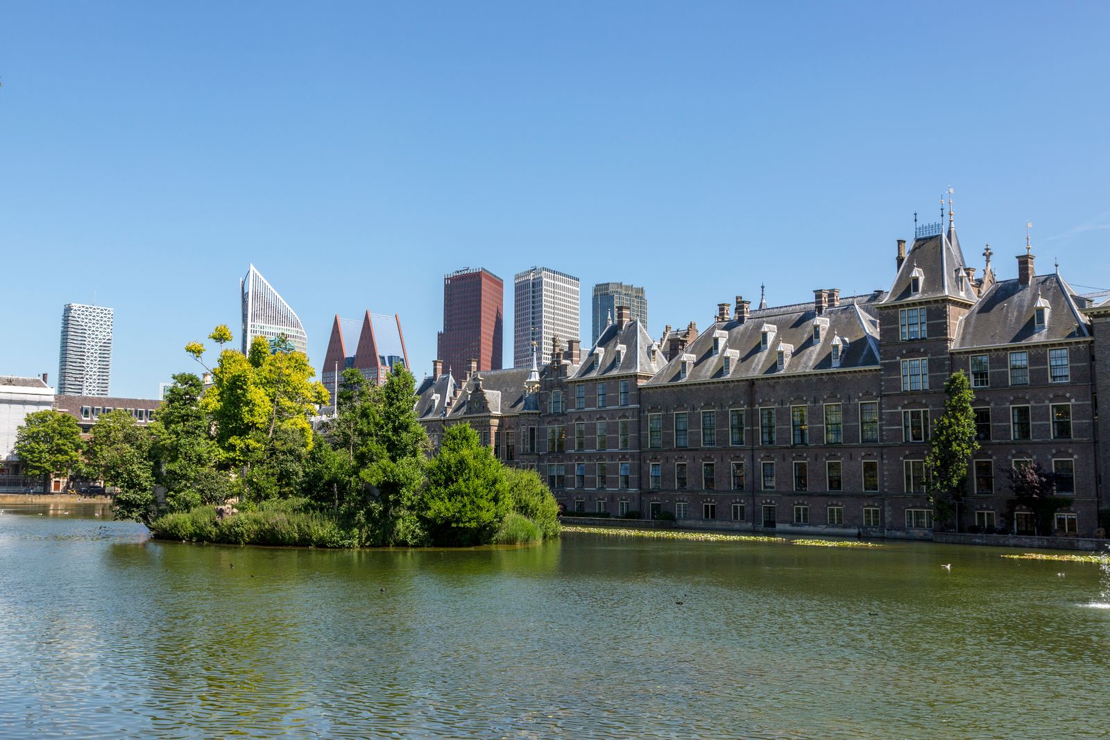 Het Binnenhof in Den Haag met de moderne skyline erachter