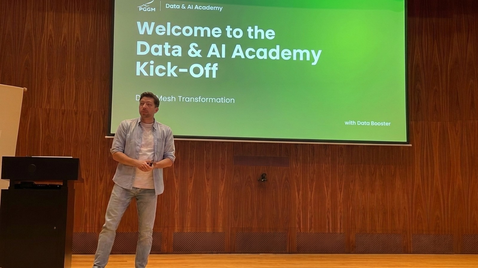 Sprecher auf der Bühne beim Kick-off der PGGM Data & AI Academy