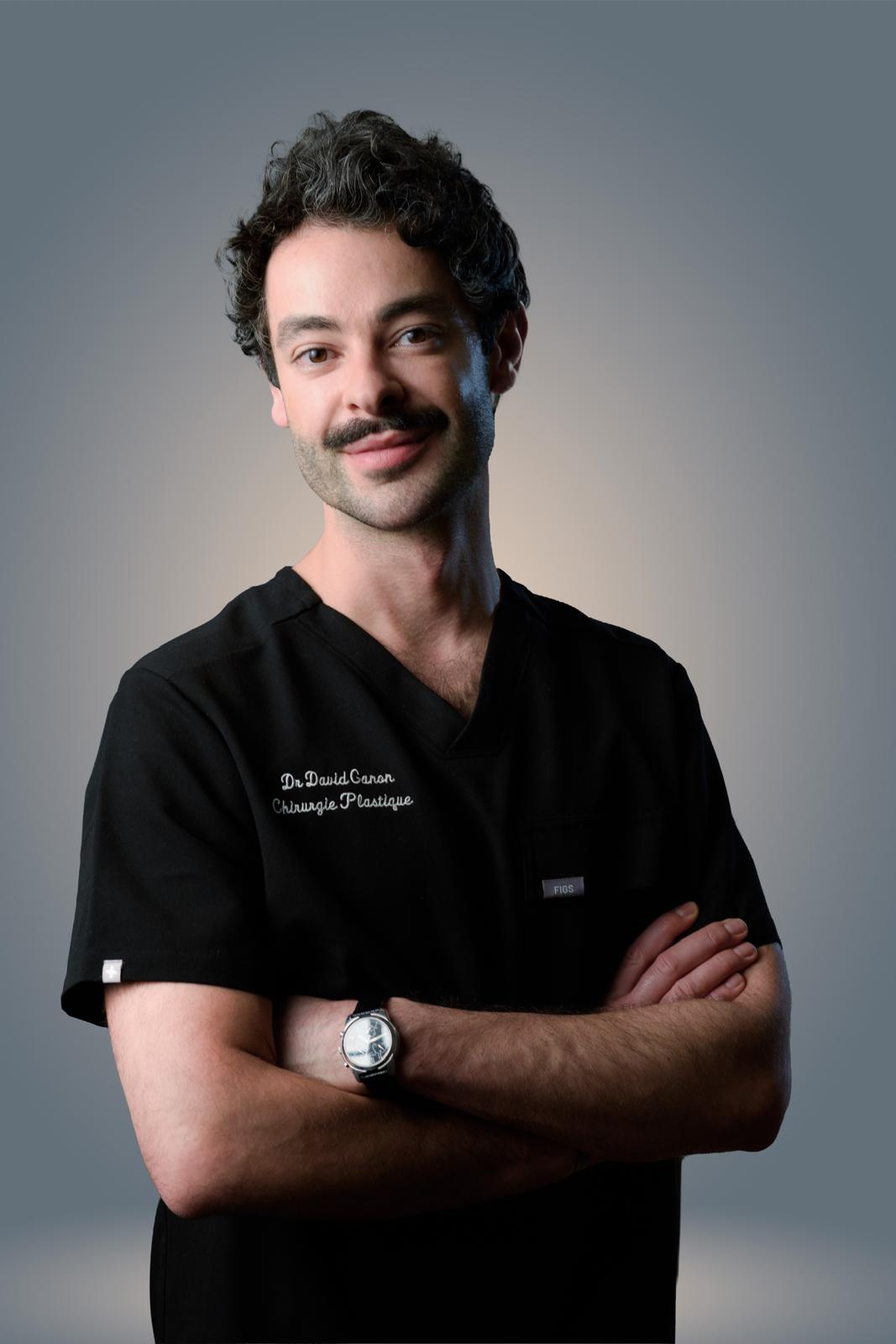 Le Dr David Ganon, chirurgien plasticien à Paris 8e, en tenue de bloc opératoire