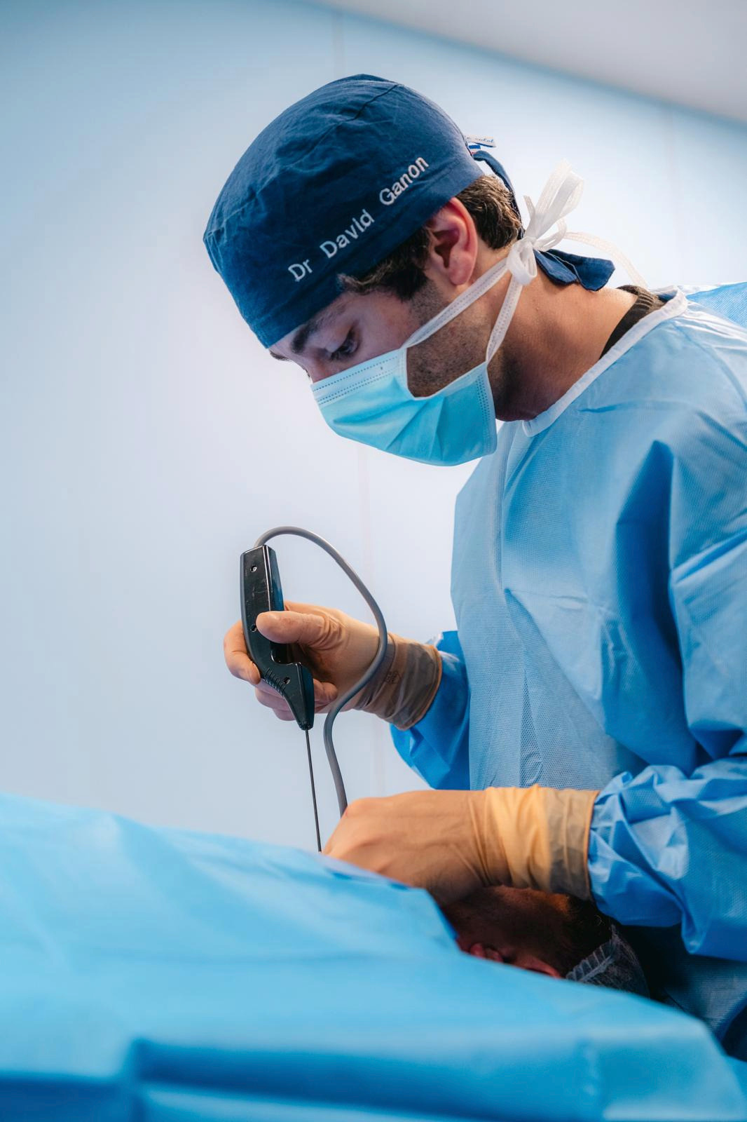 Le Dr David Ganon, chirurgien plasticien à Paris 8e, au bloc opératoire pendant une intervention