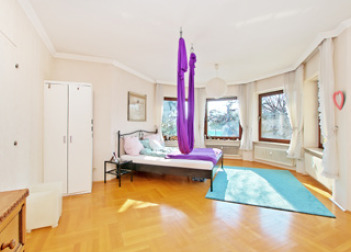 Vielseitiges Ein- oder Zweifamilienhaus mit großzügiger Dachterrasse in beliebter Lage