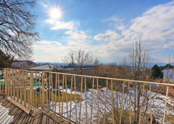 Vielseitiges Ein- oder Zweifamilienhaus mit großzügiger Dachterrasse in beliebter Lage