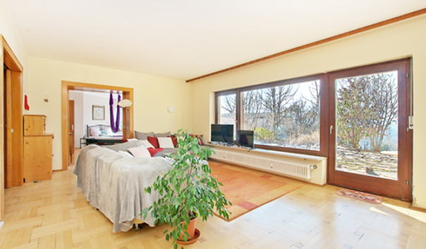 Vielseitiges Ein- oder Zweifamilienhaus mit großzügiger Dachterrasse in beliebter Lage