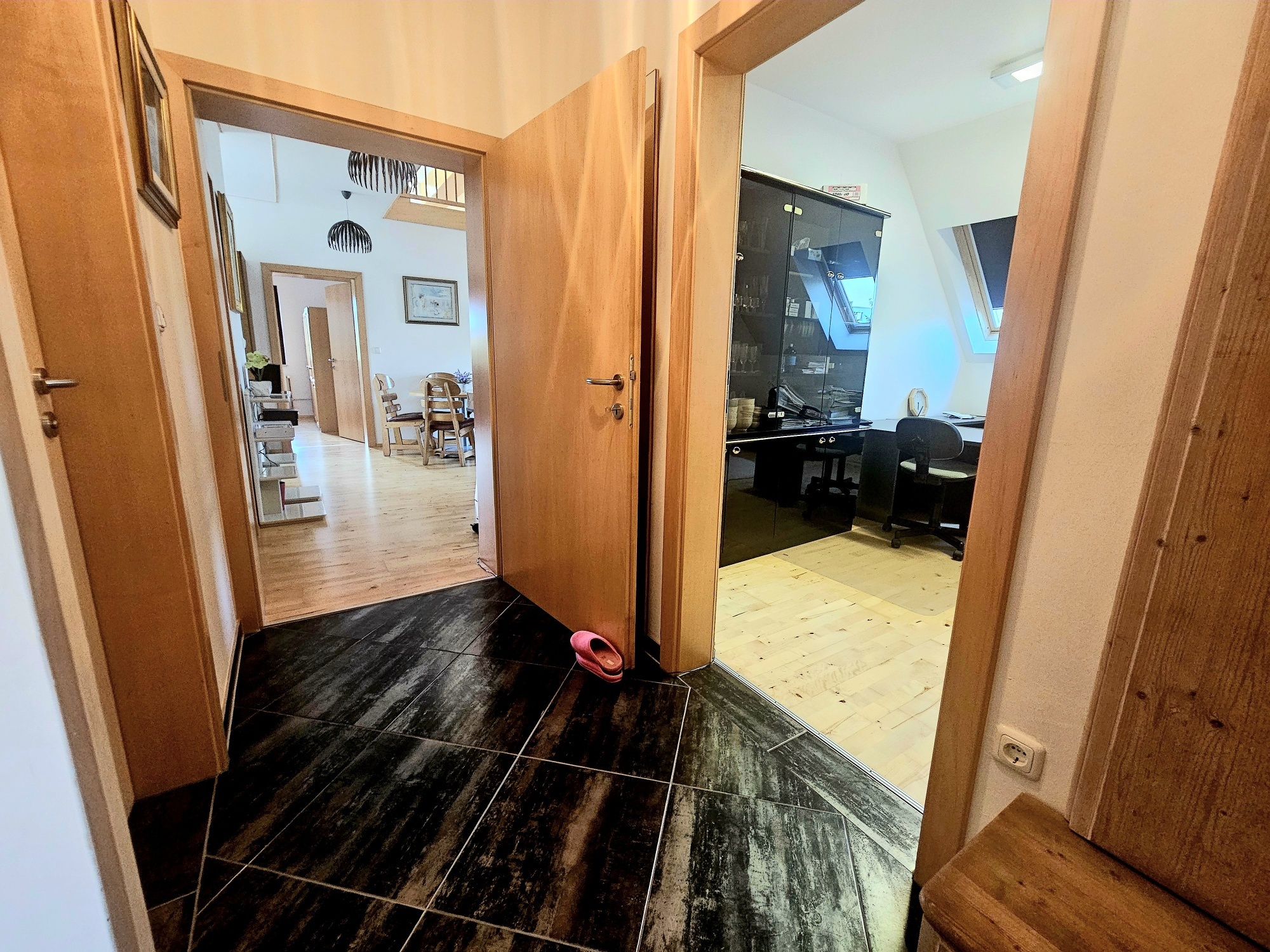 Helle Stadtoase mit Galerie – zeitloser Charme & moderne Eleganz