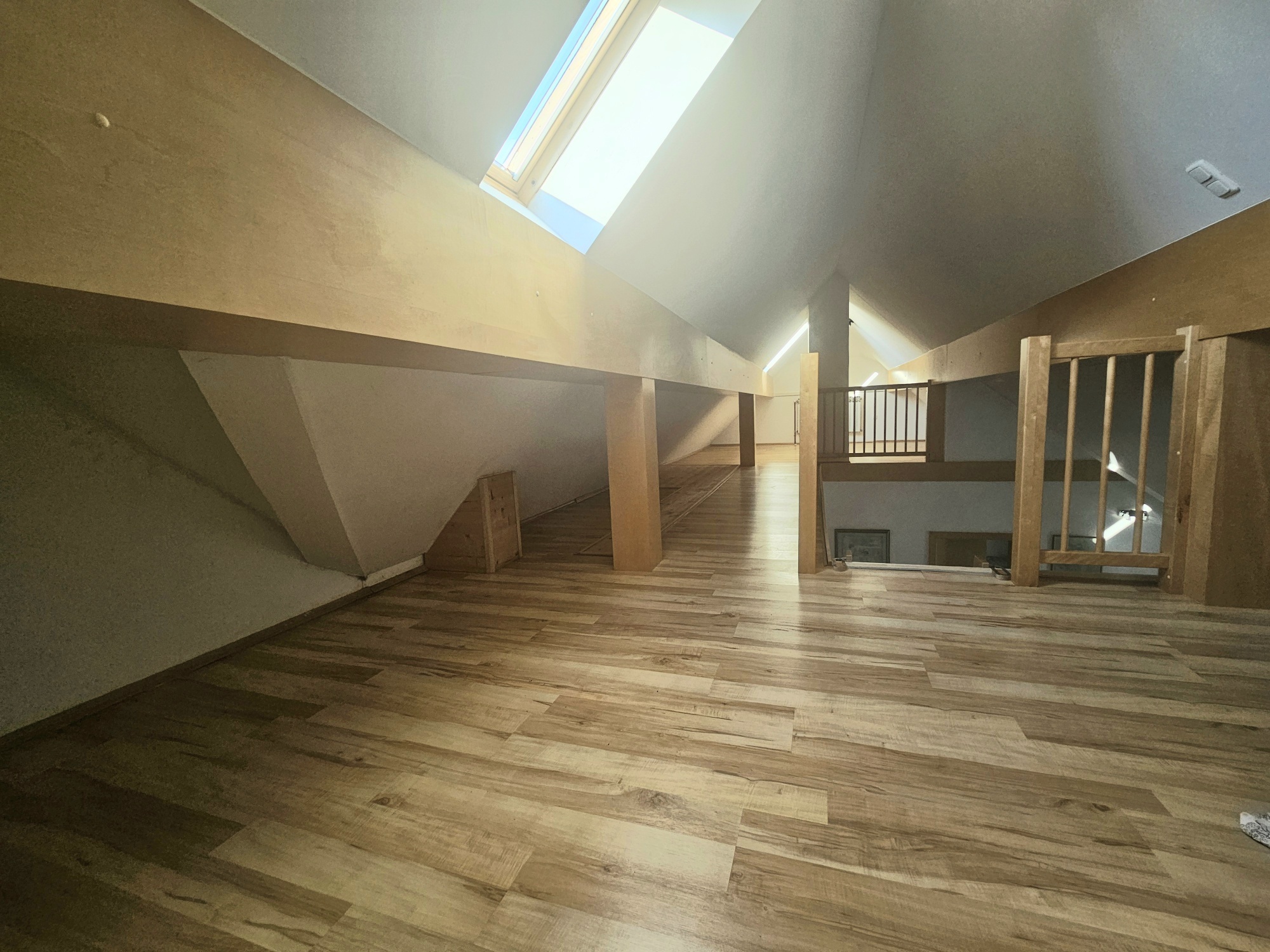 Helle Stadtoase mit Galerie – zeitloser Charme & moderne Eleganz