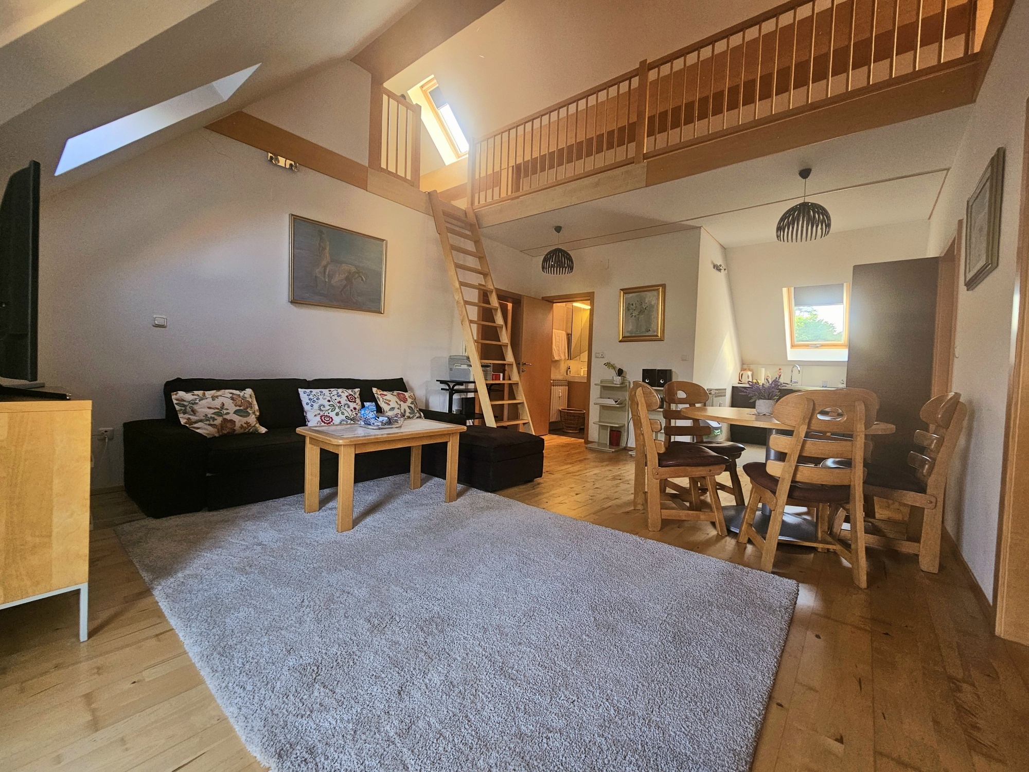 Helle Stadtoase mit Galerie – zeitloser Charme & moderne Eleganz