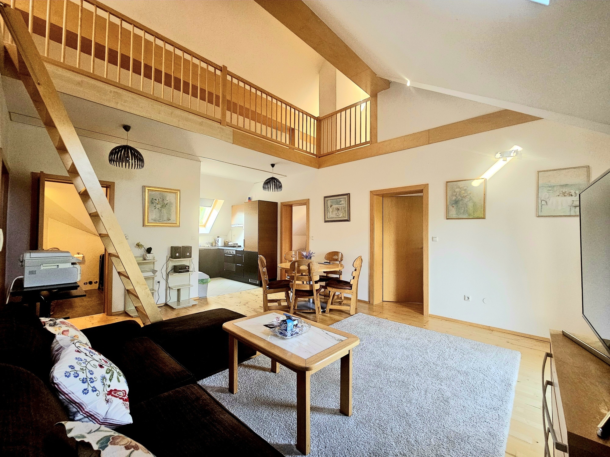 Helle Stadtoase mit Galerie – zeitloser Charme & moderne Eleganz