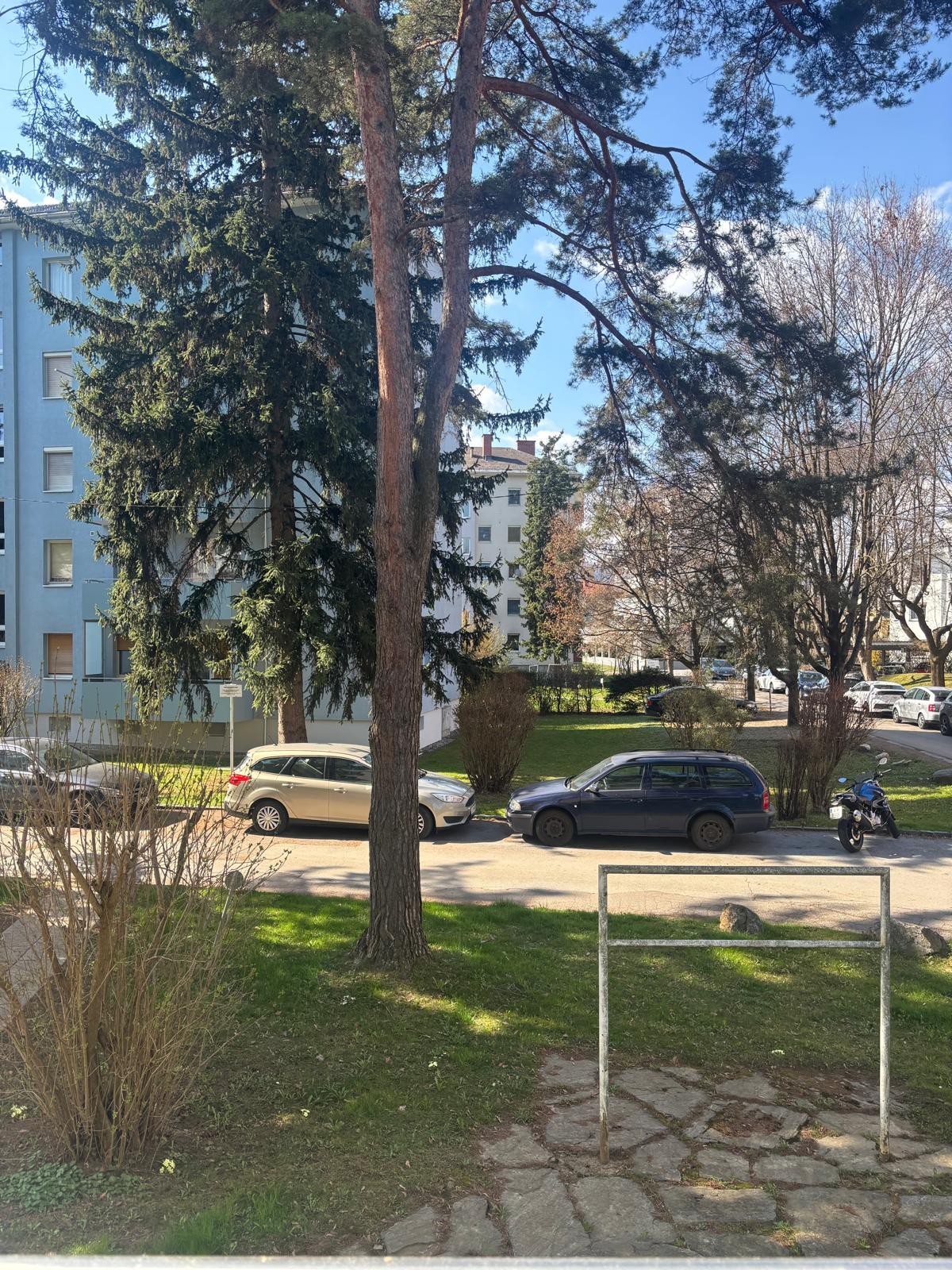 Gemütliche möbelierte 2-Zi-Wohnung mit Balkon, Parkplatz & Grünblick in 8045!