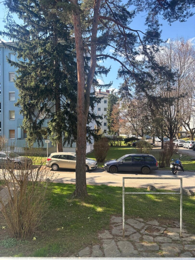 Gemütliche möbelierte 2-Zi-Wohnung mit Balkon, Parkplatz & Grünblick in 8045!