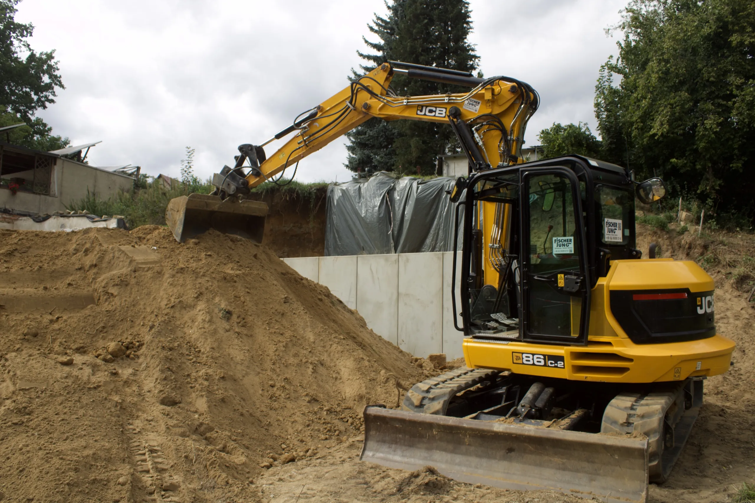 Bagger beim Erdaushub auf einer Baustelle