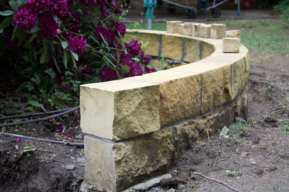 Natursteinmauer im Garten eines Kunden