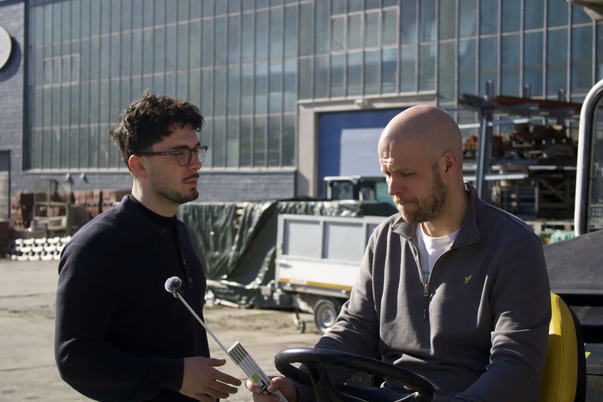 Interview mit einem Kunden auf dem Betriebsgelände