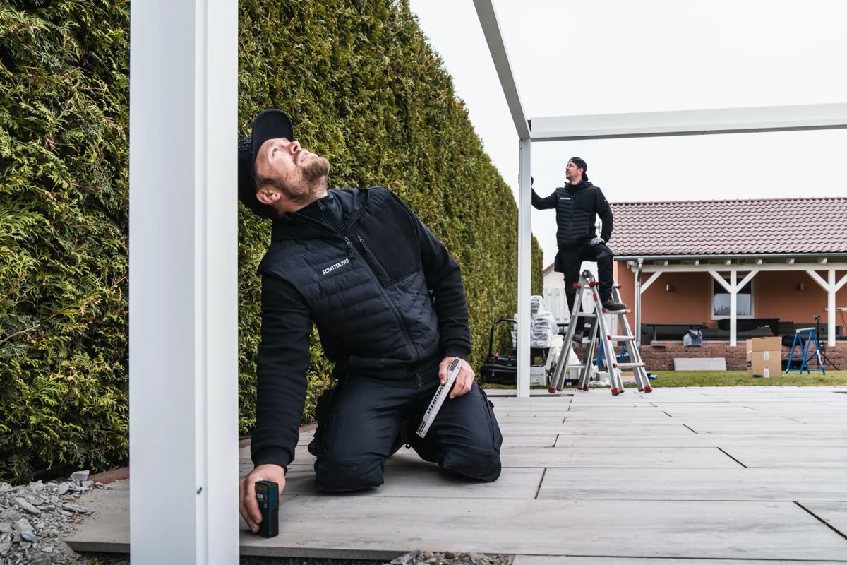 Monteur von Schatten Pro bei der Arbeit