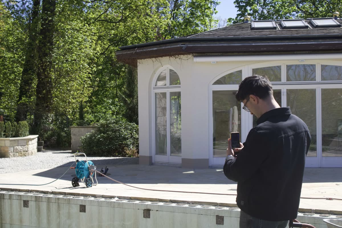 Videodreh vor einem Pavillon