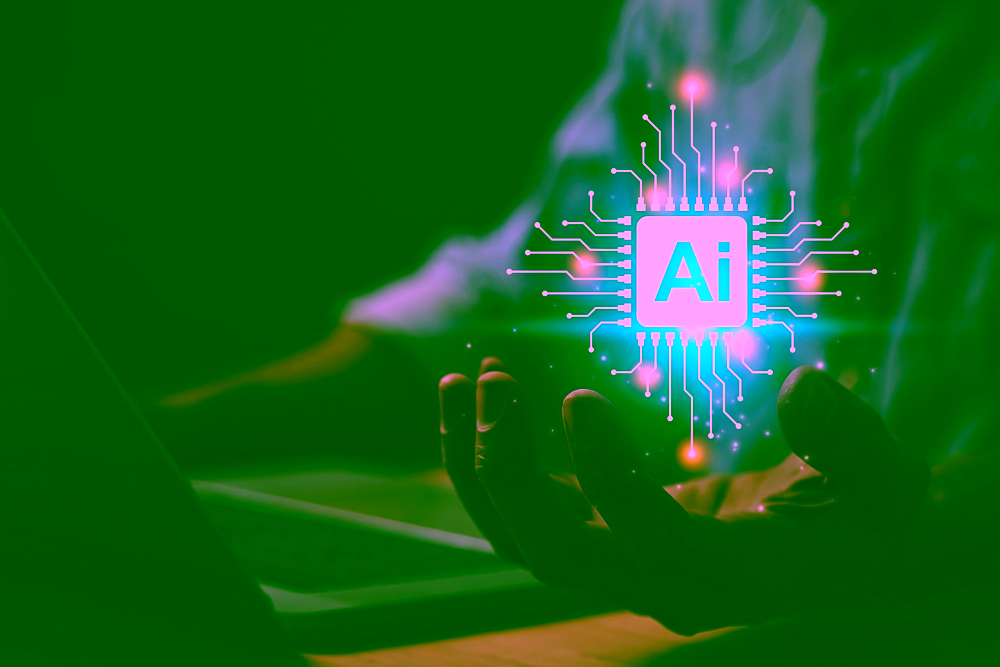 Mani su un laptop con un'icona AI che simboleggia l'intelligenza artificiale