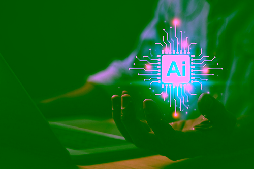 Mani su un laptop con un'icona AI che simboleggia l'intelligenza artificiale