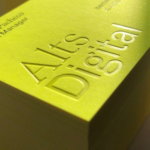 Detaliu de emboss lucios pe ambalaj verde pentru un finisaj tactil premium.