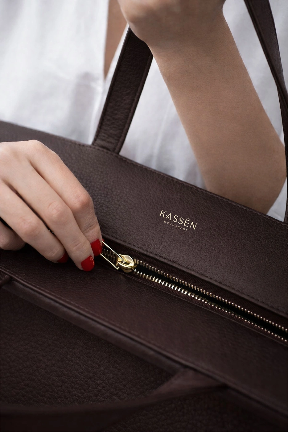 Logo emboss Kassen pe piele, detaliu branding luxury