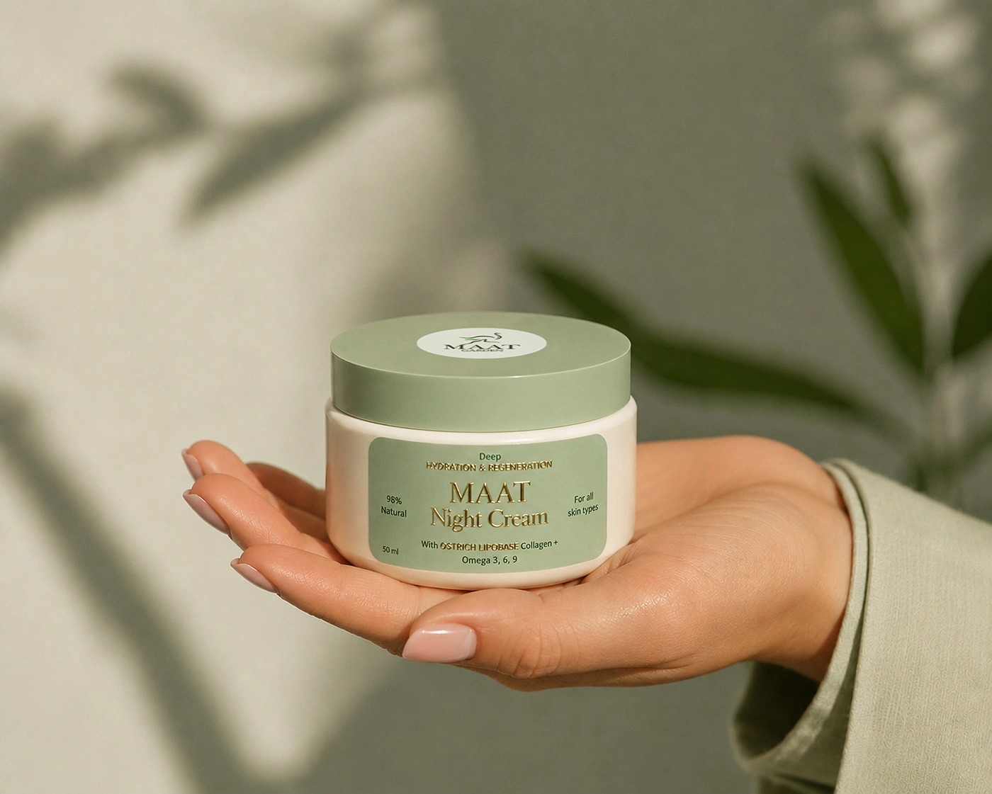 Scenă premium de beauty photography cu produsul MAAT Night Cream ținut elegant în mâna unei femei.