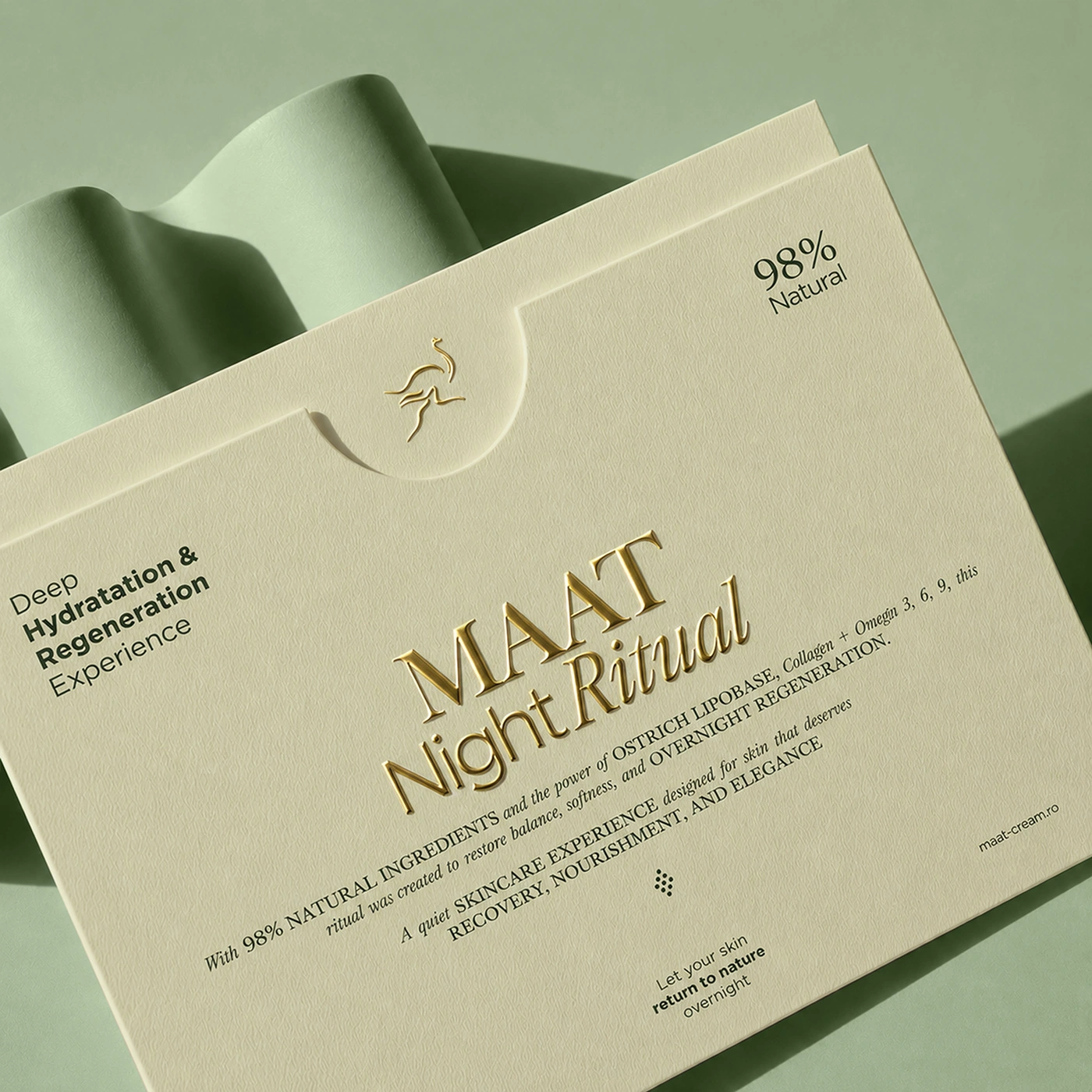 Design editorial premium pentru cardul MAAT Night Ritual cu emboss auriu și textură tactilă de hârtie.