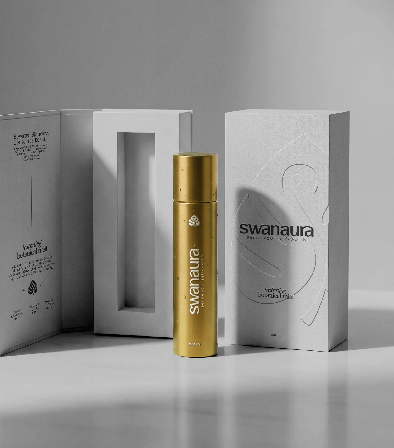 Logo-ul Swanaura aplicat pe ambalajul produselor cosmetice, îmbinând designul rafinat cu filosofia de îngrijire naturală și de lux accesibil