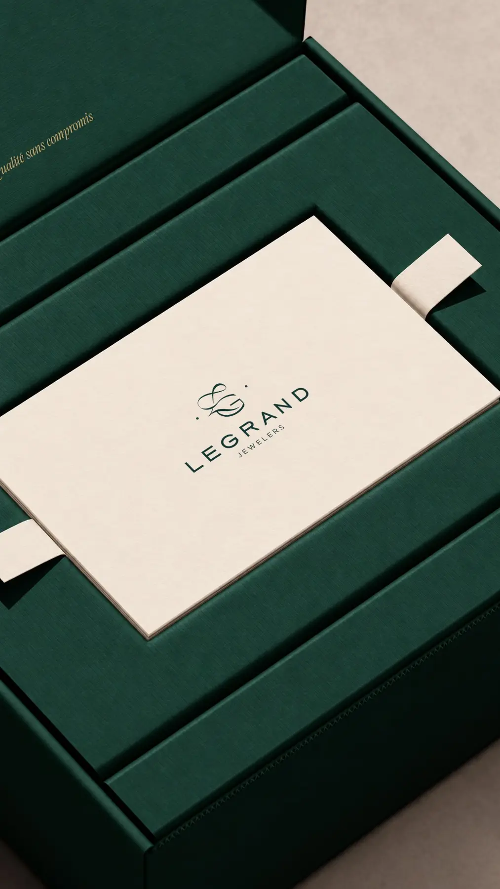 Carte de vizită LeGrand Jewelers prezentată în interiorul ambalajului verde premium.