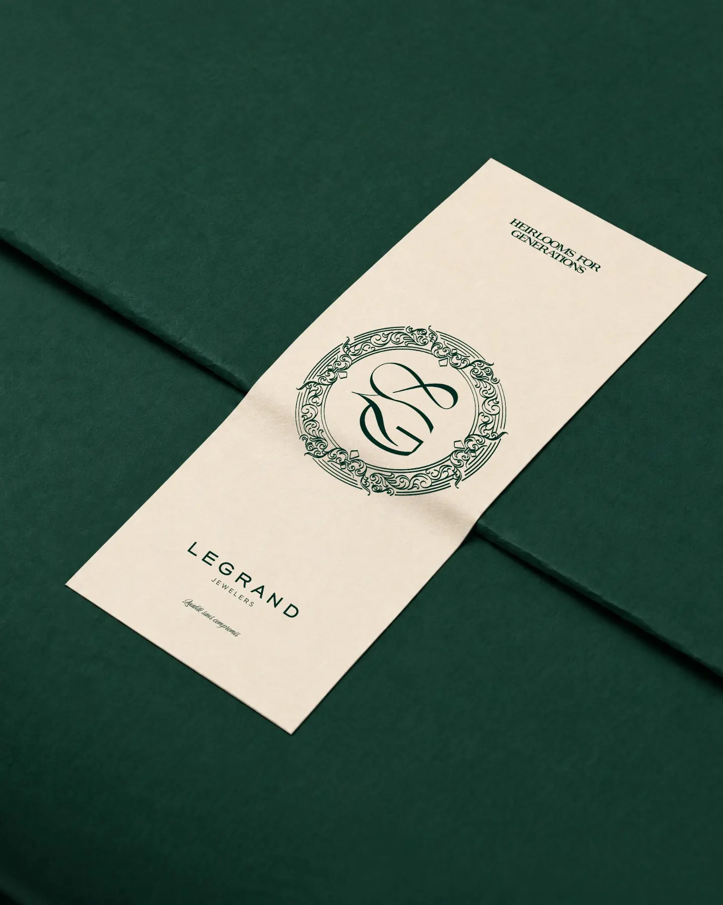 Card de identitate LeGrand cu monograma GL și rama ornamentală pe fundal hunter green.