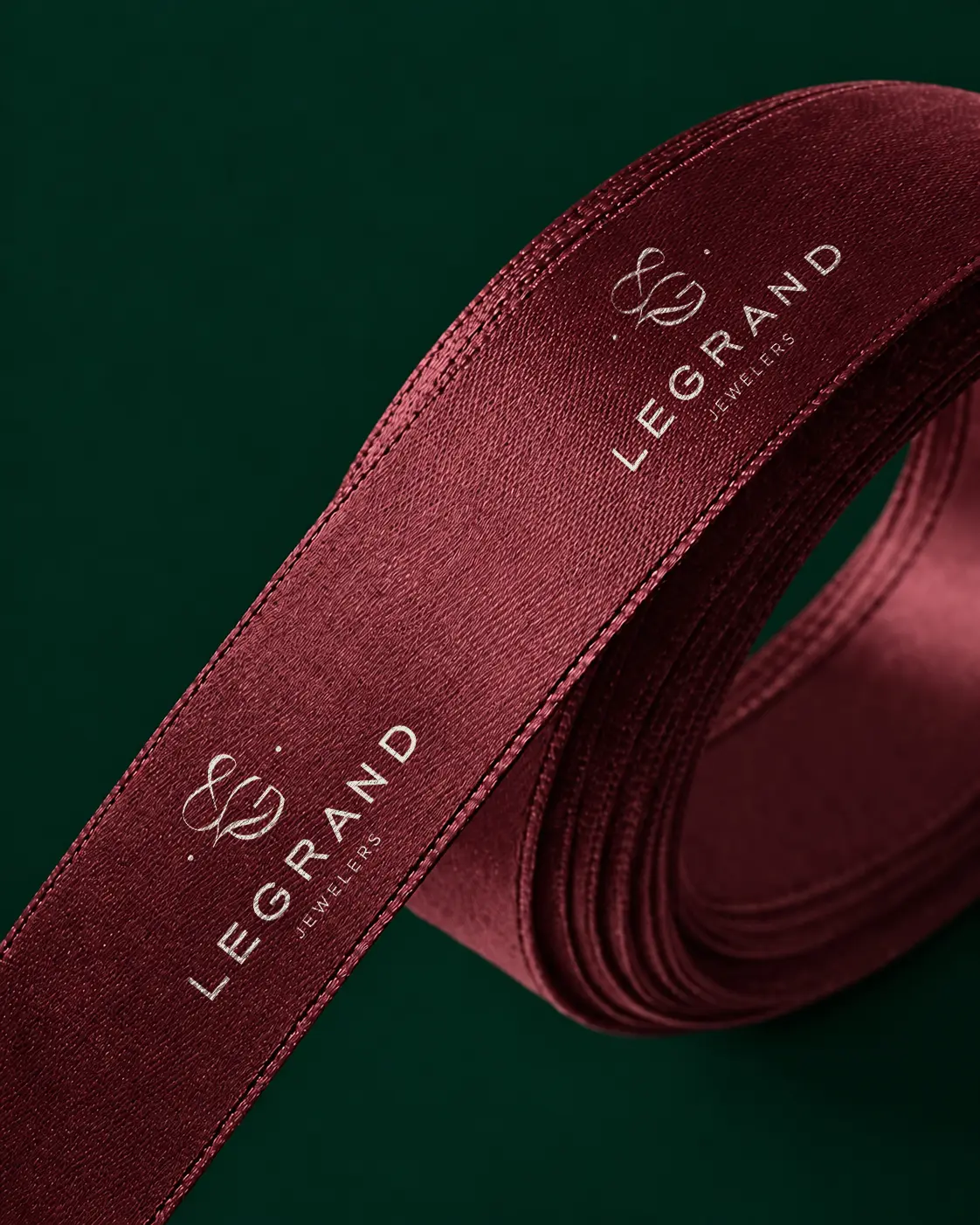Panglică satin burgundy personalizată cu logoul și monograma LeGrand Jewelers.