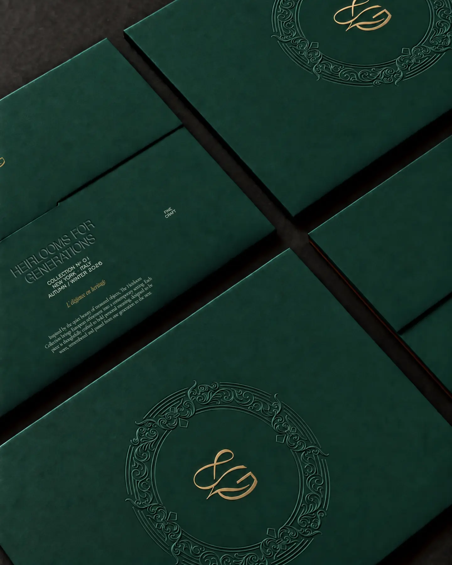 Sistem de papetărie LeGrand Jewelers cu plicuri verzi, monogramă și ramă ornamentală.
