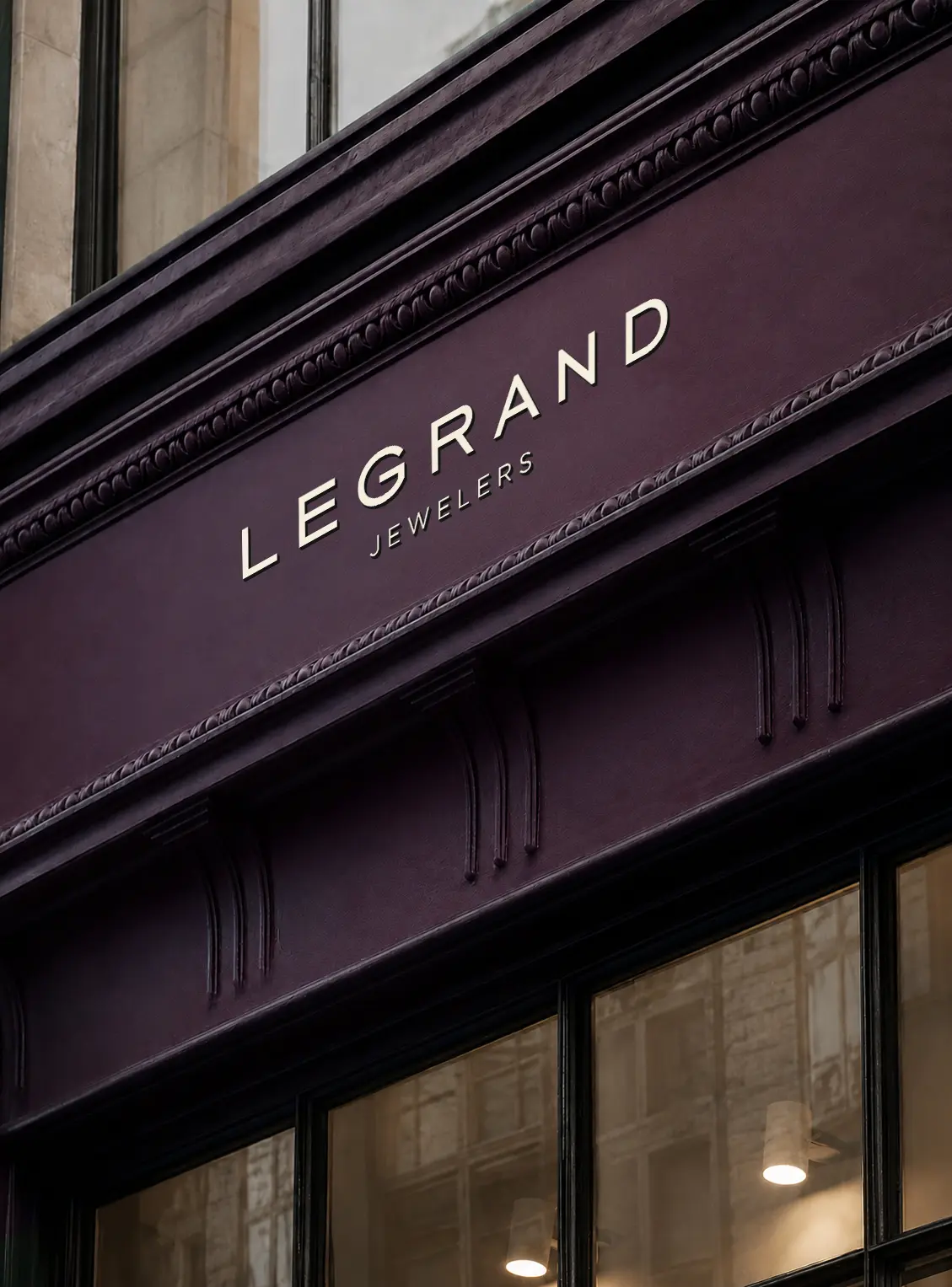 Semnalistică exterioară LeGrand Jewelers cu wordmark modern pe fațadă burgundy.