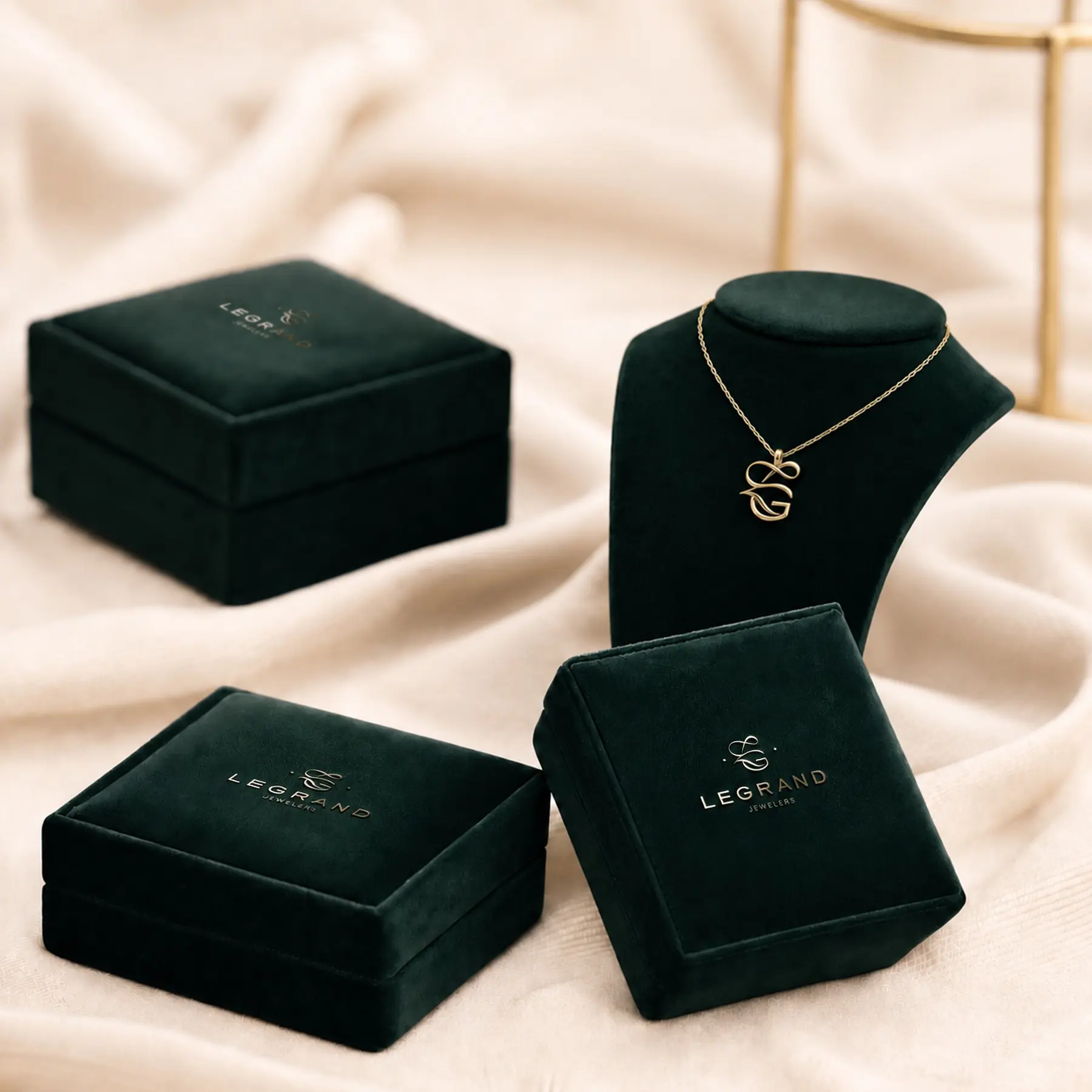 Colecție de cutii premium LeGrand Jewelers pentru colier, cercei și inele.