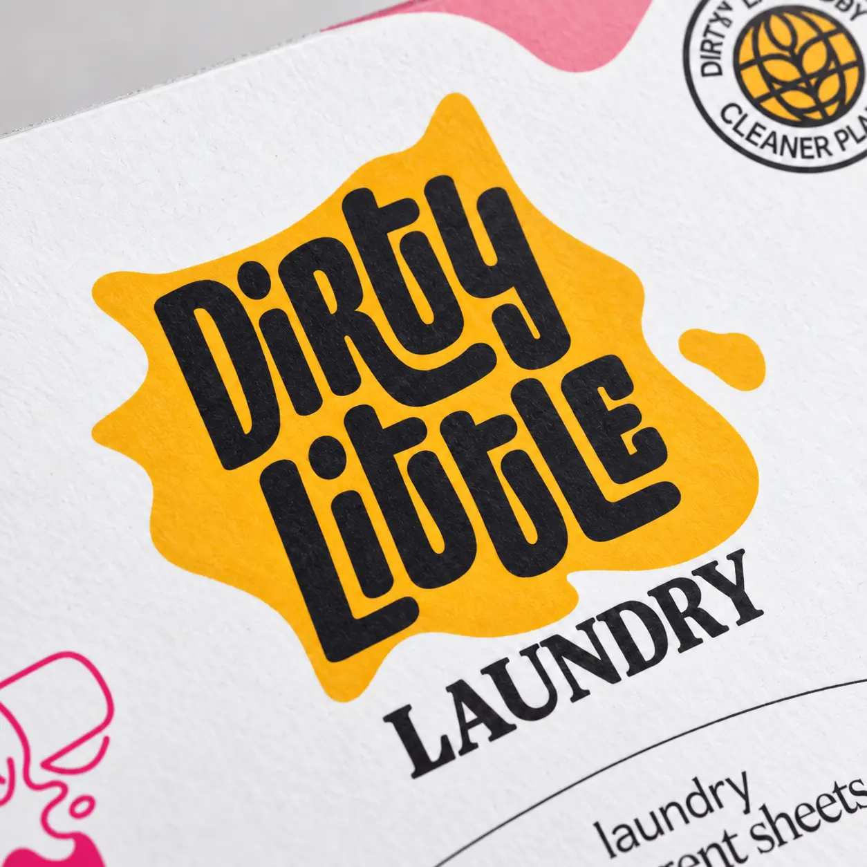 Detaliu al logoului și graficii de pe ambalajul Dirty Little Laundry.