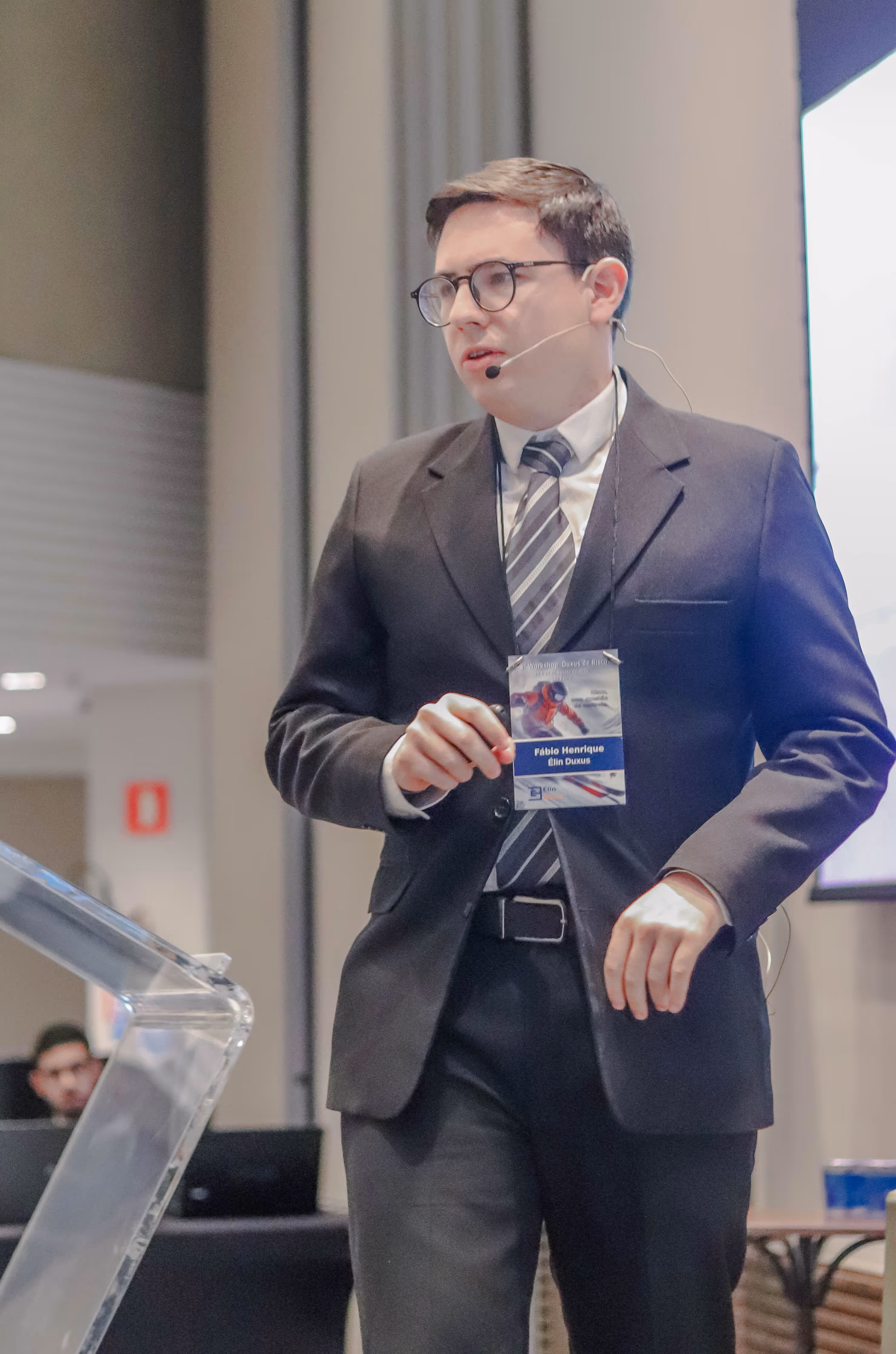 fábio apresentando na frente de uma plateia