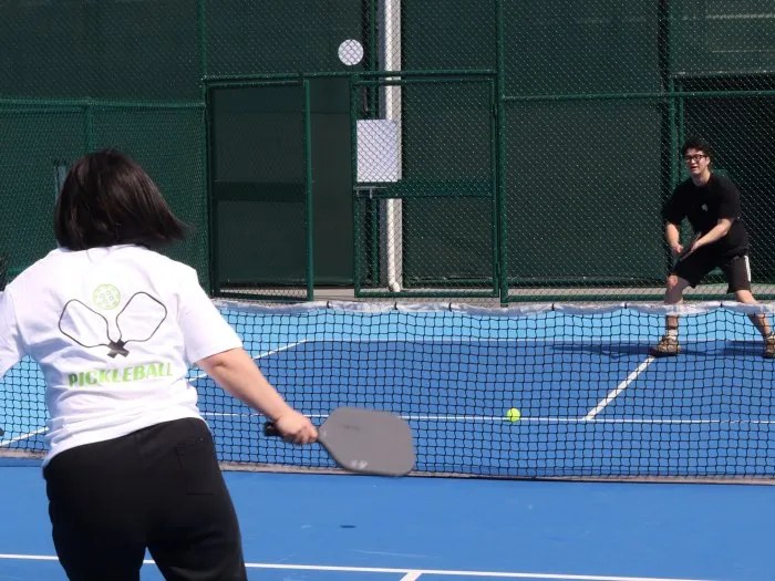 Mozkuib team exchanging fast volleys on a pickleball court