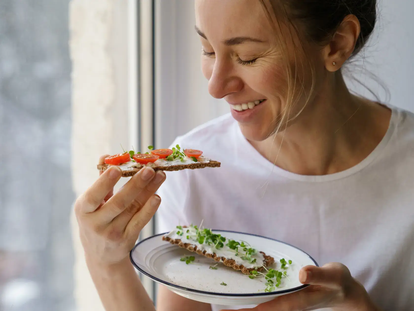 woman eating haelthy