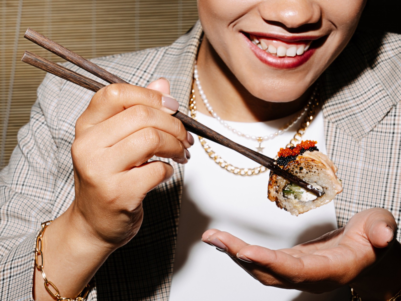 Femme mangeant des sushis, sources d'Oméga 3 naturels