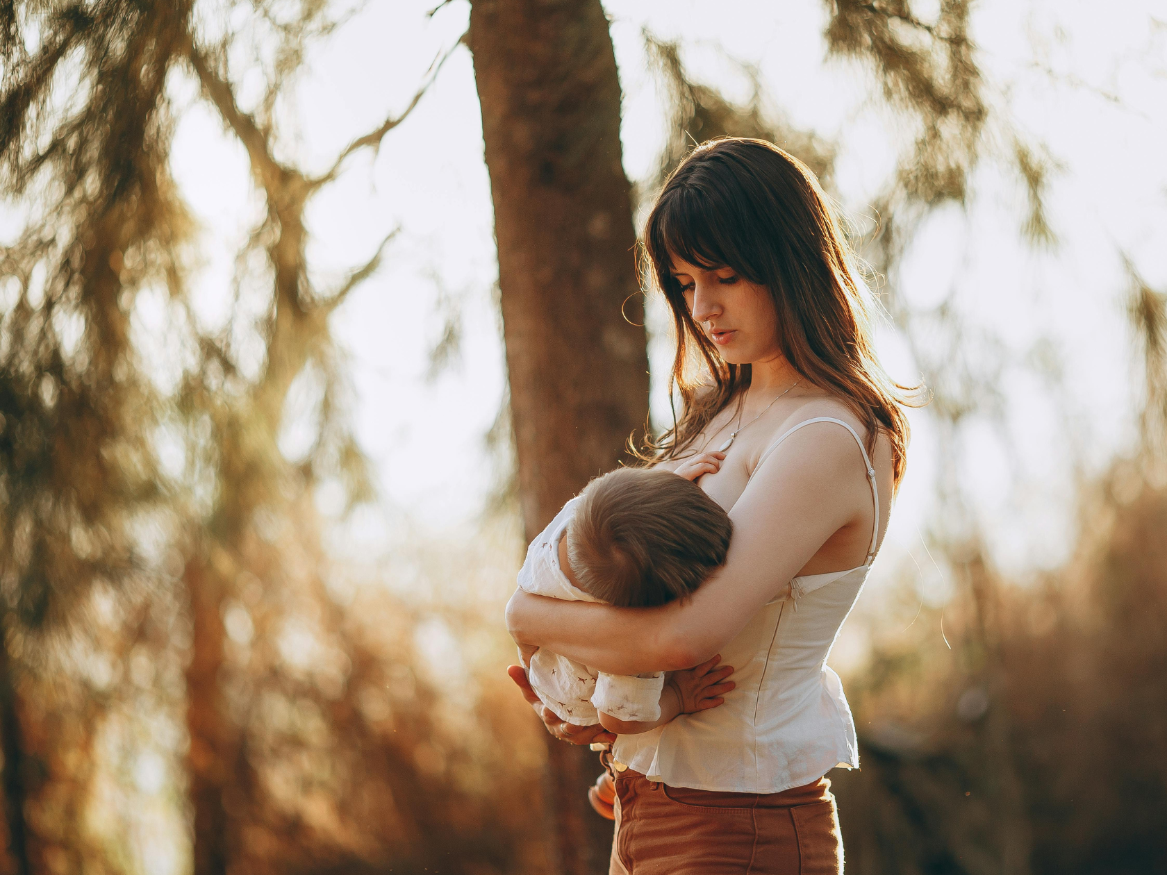 Quantité lait maternel tiré : combien donner à bébé selon son âge