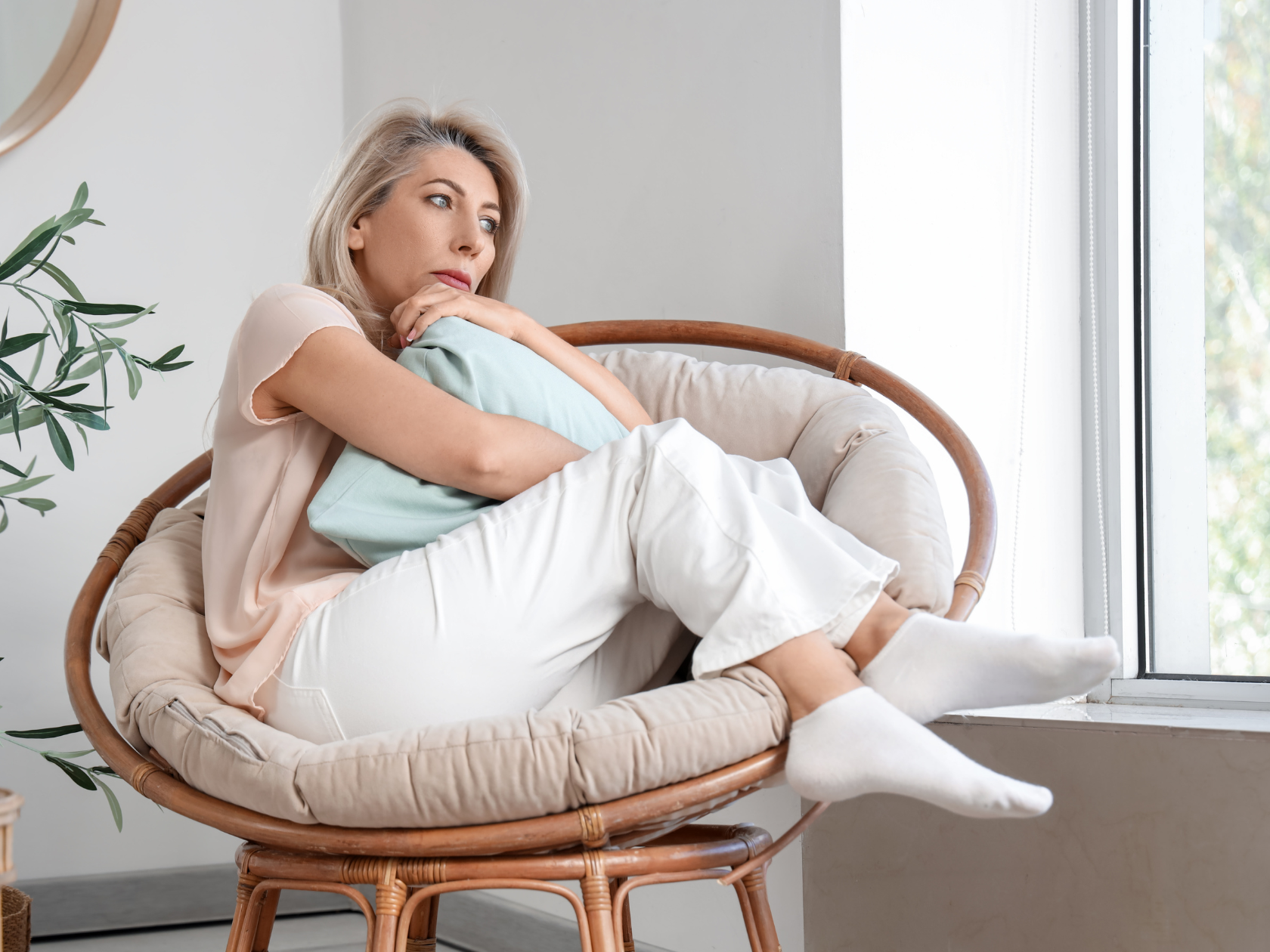 Intimate cream jar, illustration of intimate dryness during menopause