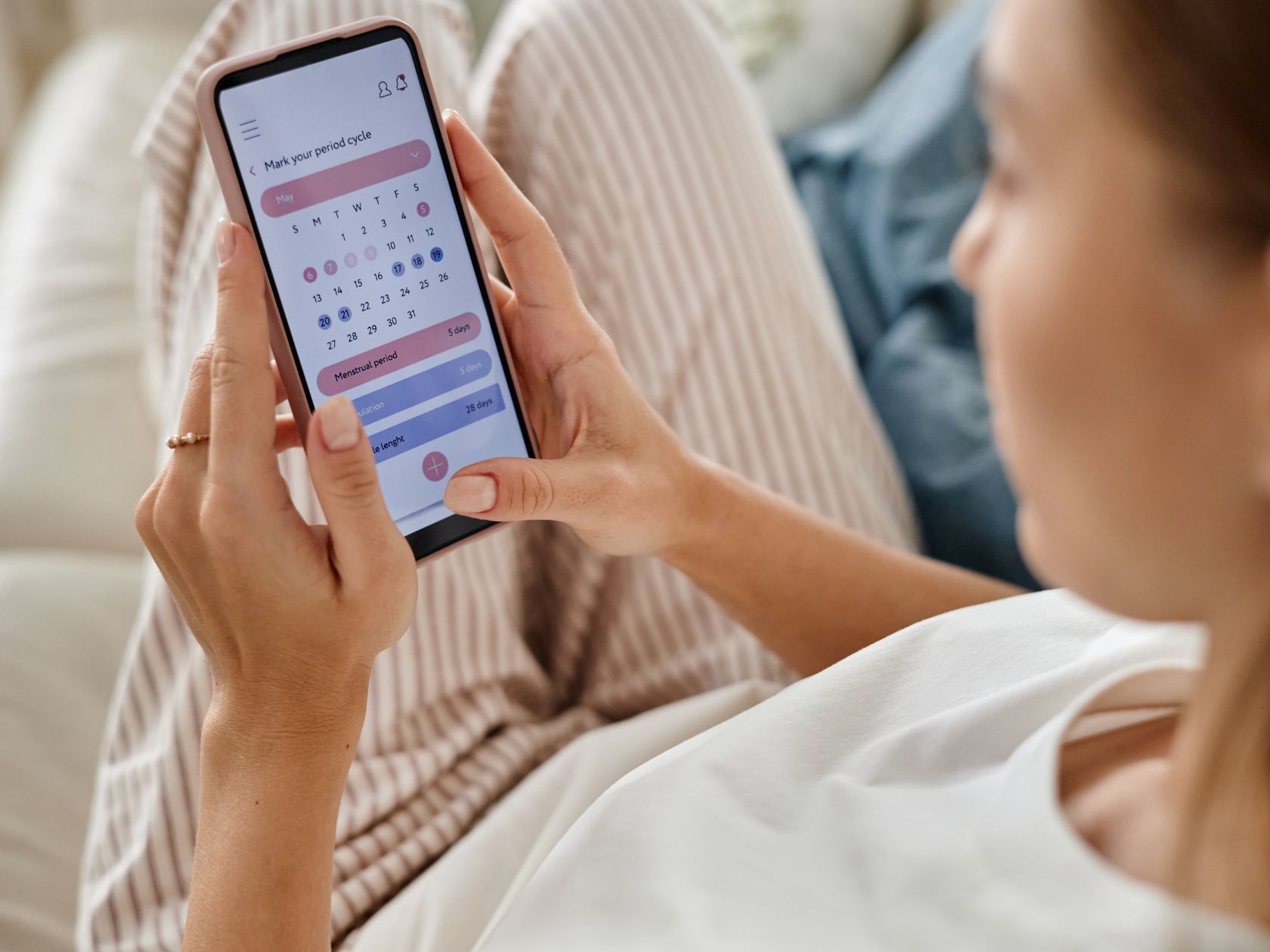 femme qui regarde son cycle sur un calendrier, symbole du SOPK devenu SMOP