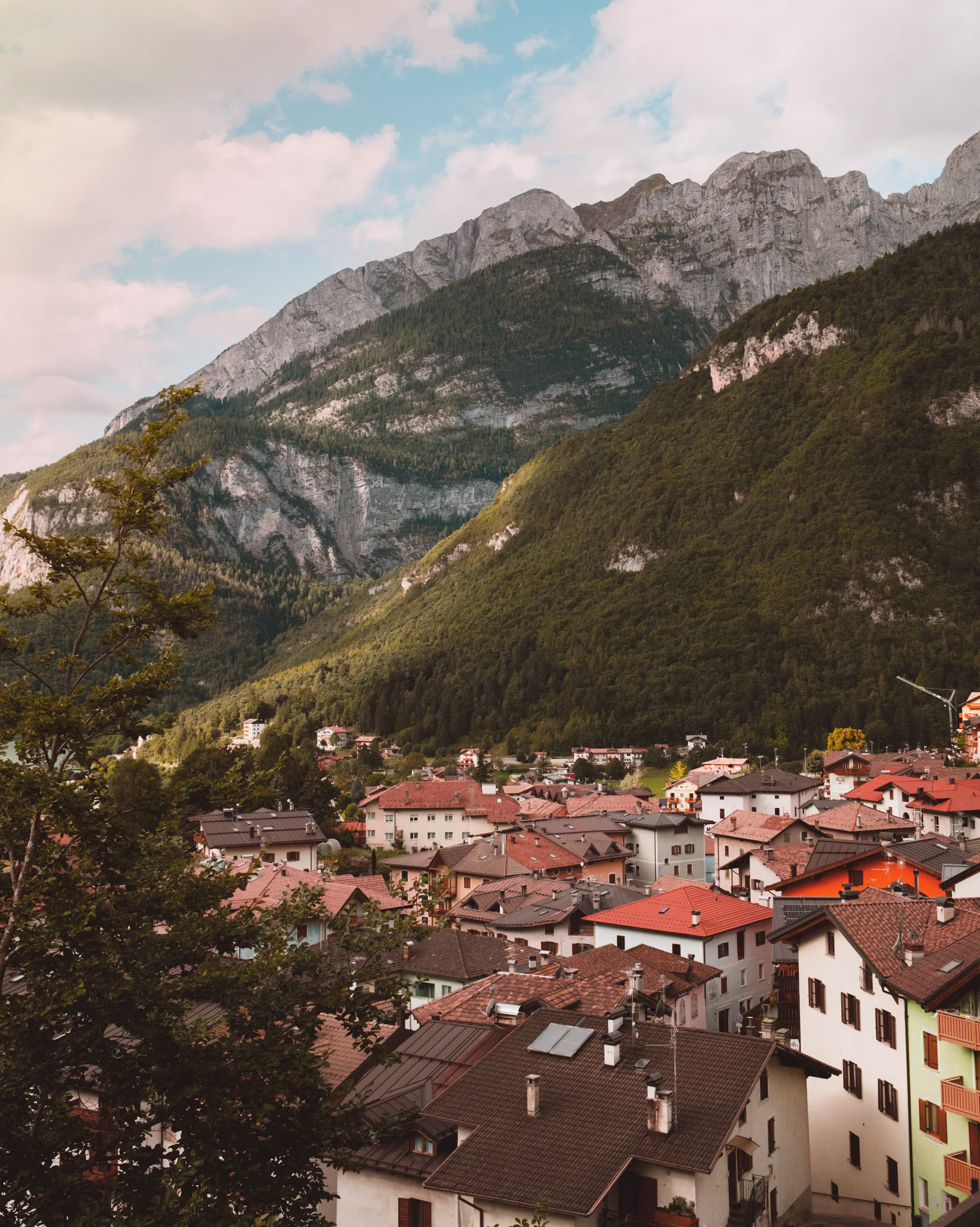 Panoramablick auf eine Stadt, eingebettet zwischen Bergen. Eine malerische Stadtansicht mit Bergkulisse im Hintergrund.