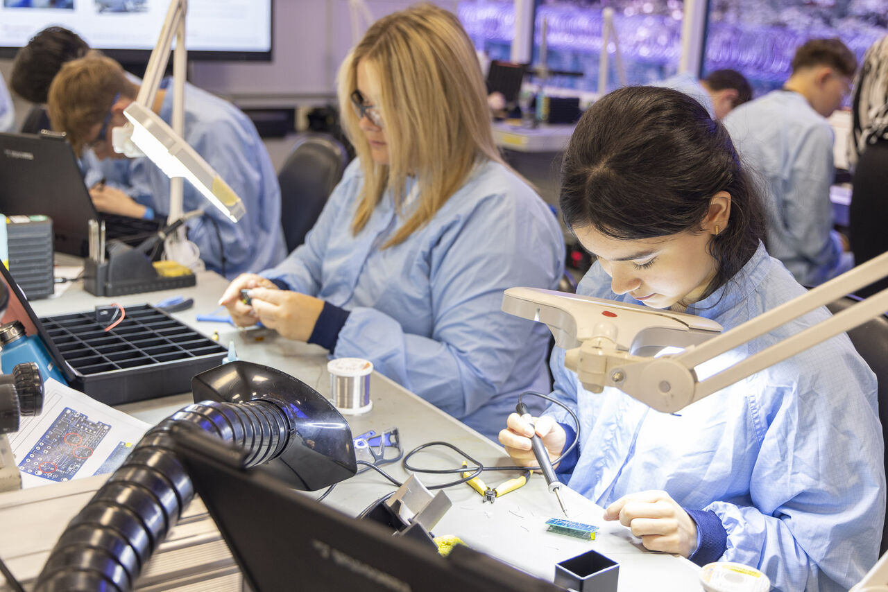 EDT delivers programmes & tailored activities for companies supporting young people