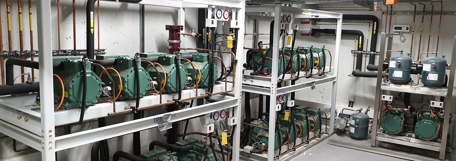 Kältetechnikraum mit aufgebauter Technik in Anlage.