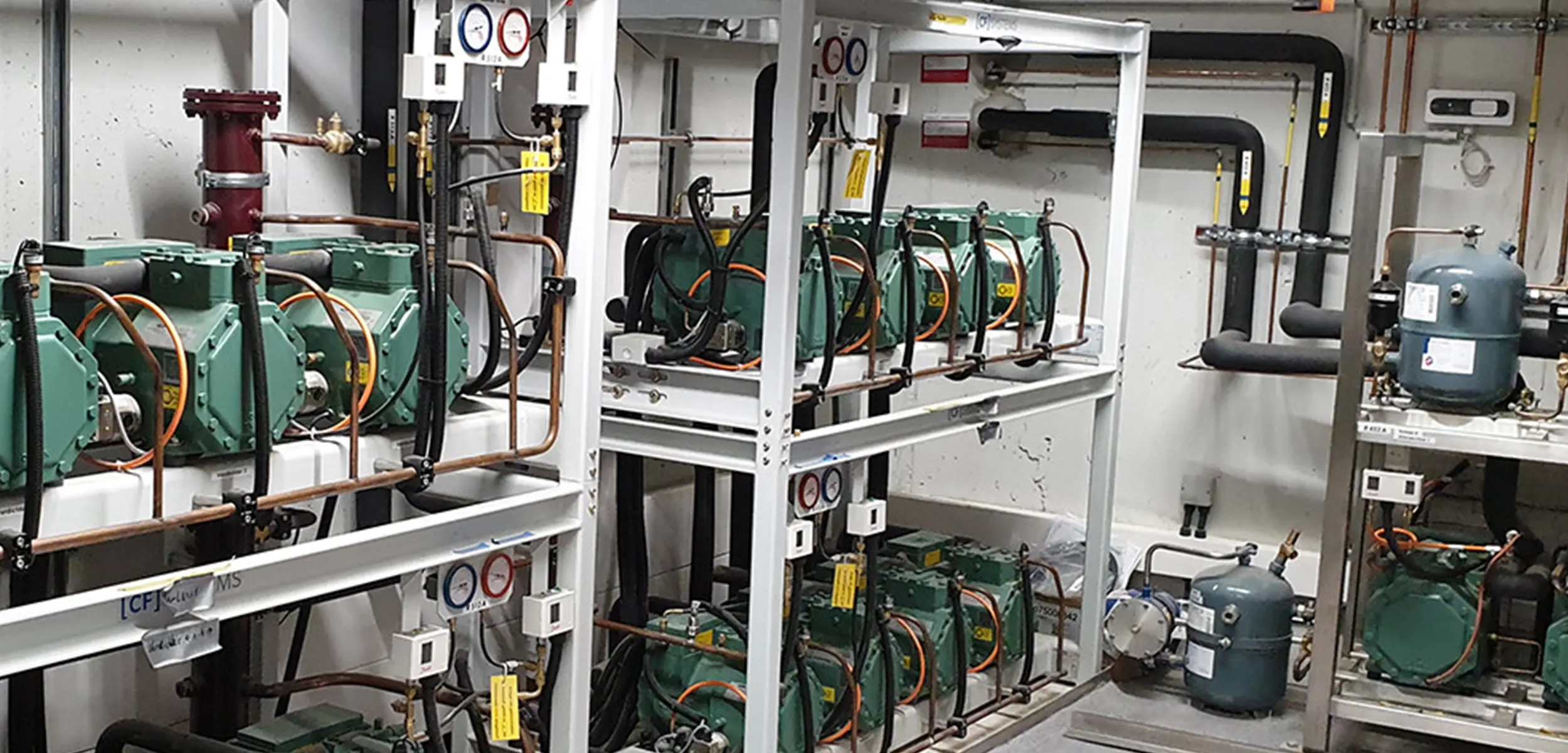 Kältetechnikraum mit aufgebauter Technik in Anlage.