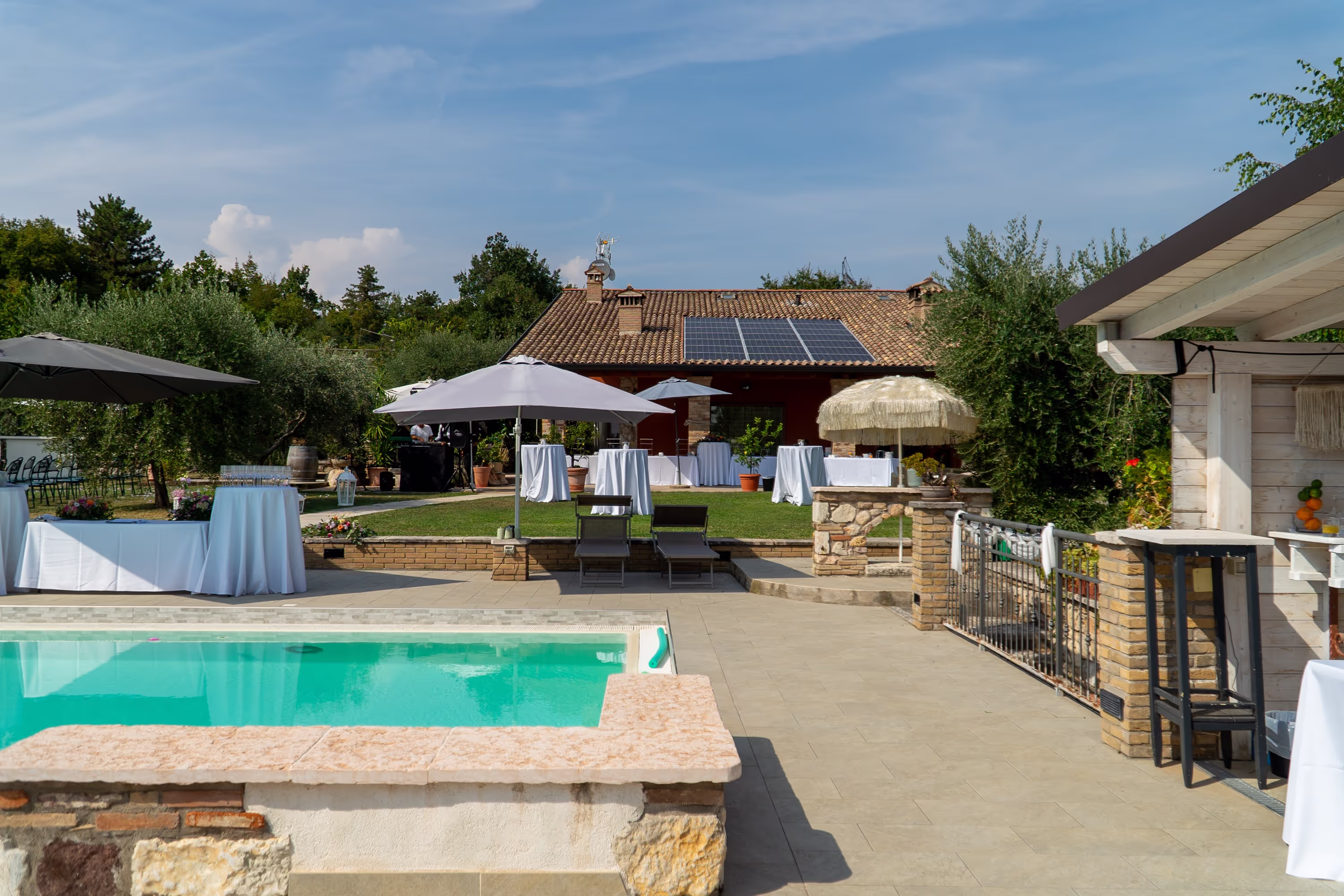 Vista su piscina e appartamento Al Volto del Roero